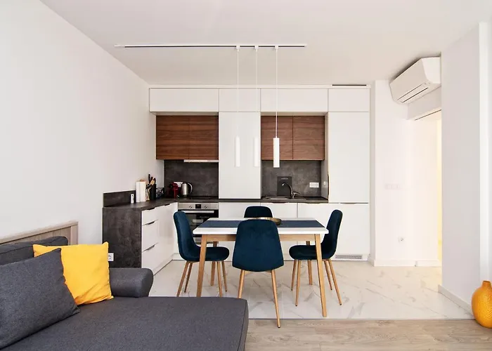 Greek Quarter Flat Two Br Next To Sea Garden *