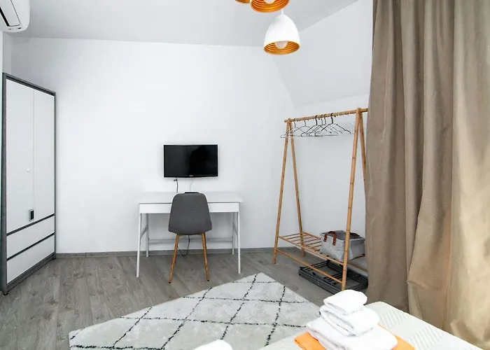 Greek Quarter Flat Two Br Next To Sea Garden Daire